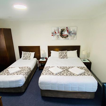 Colonial Lodge Motor Inn Яс Екстериор снимка