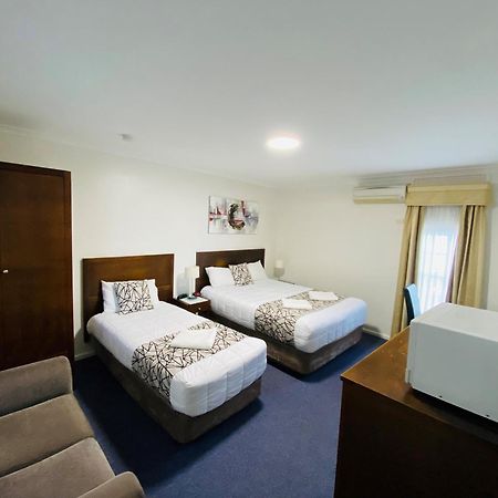 Colonial Lodge Motor Inn Яс Екстериор снимка
