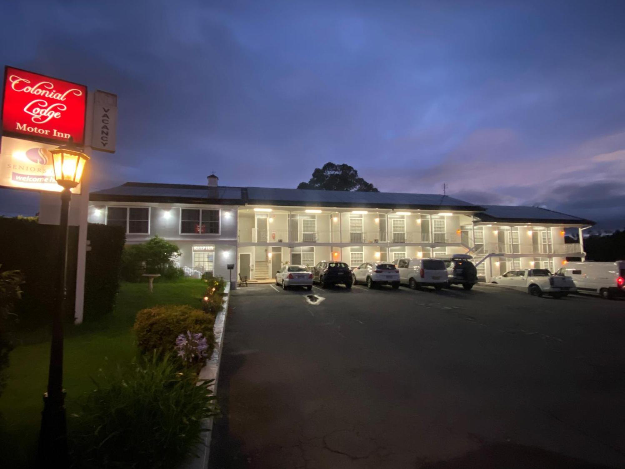 Colonial Lodge Motor Inn Яс Екстериор снимка