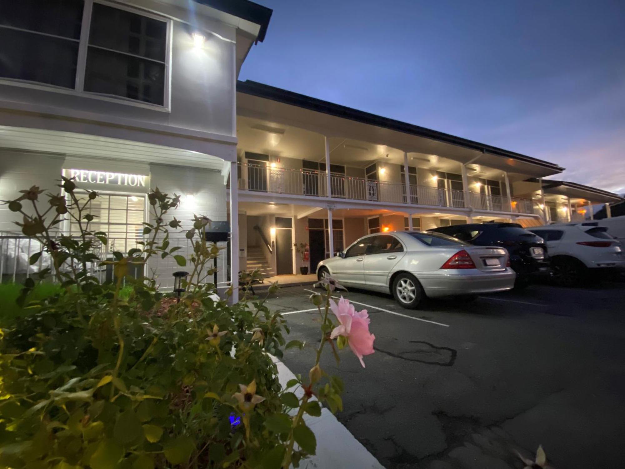 Colonial Lodge Motor Inn Яс Екстериор снимка
