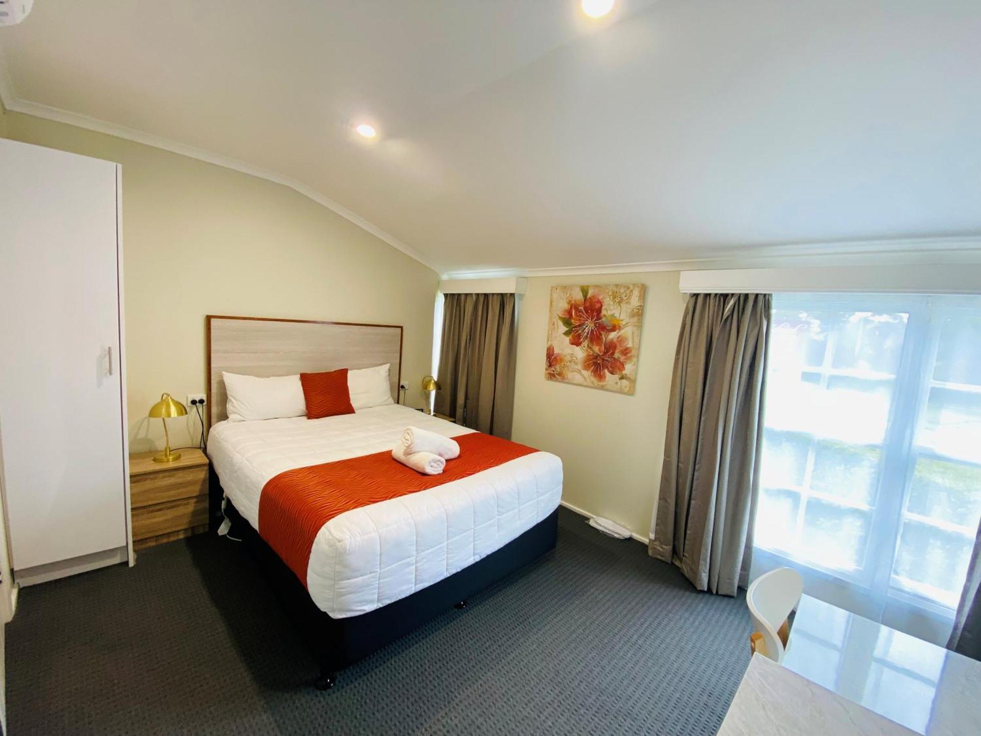 Colonial Lodge Motor Inn Яс Екстериор снимка