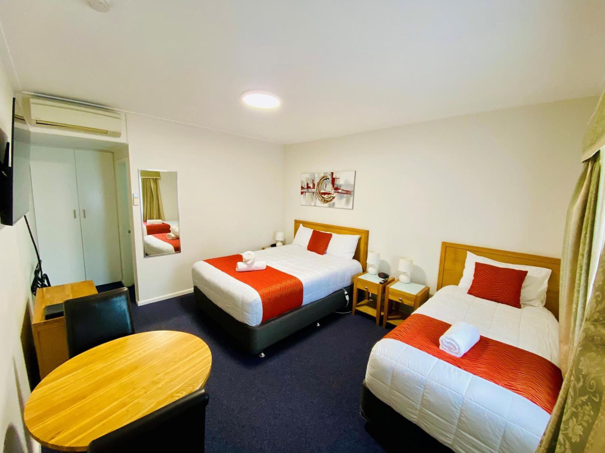 Colonial Lodge Motor Inn Яс Екстериор снимка