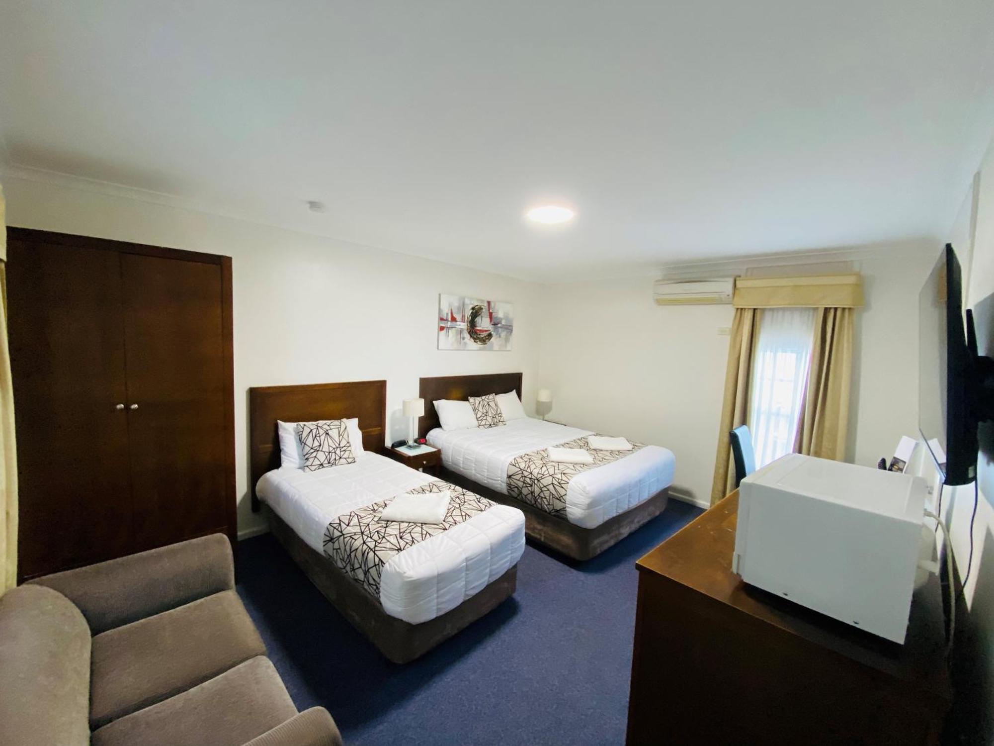 Colonial Lodge Motor Inn Яс Екстериор снимка