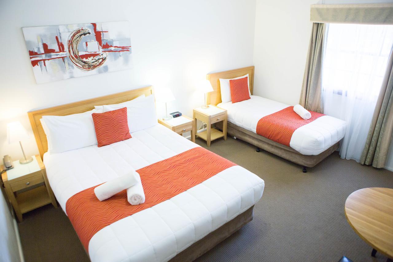 Colonial Lodge Motor Inn Яс Екстериор снимка