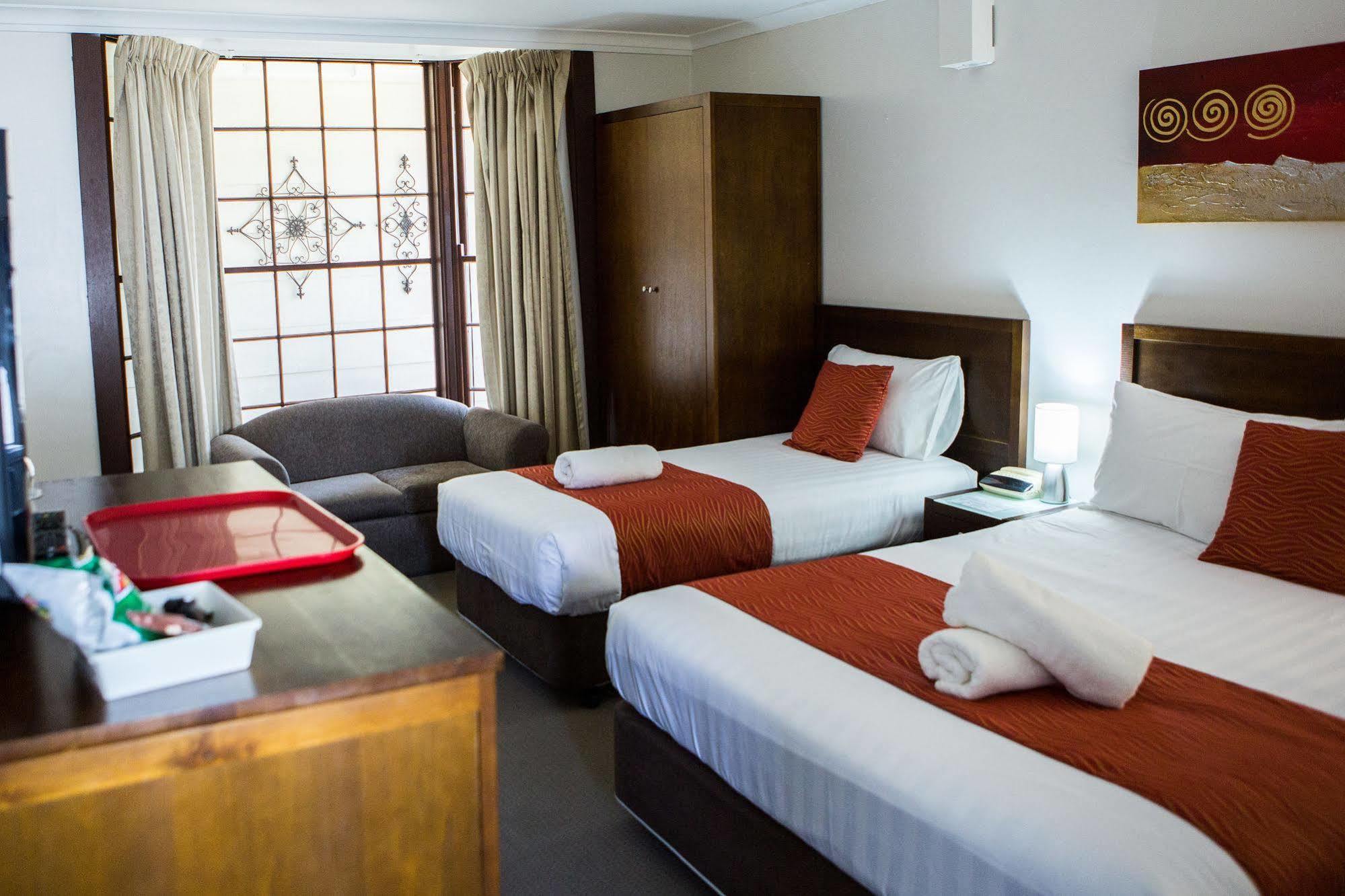 Colonial Lodge Motor Inn Яс Екстериор снимка