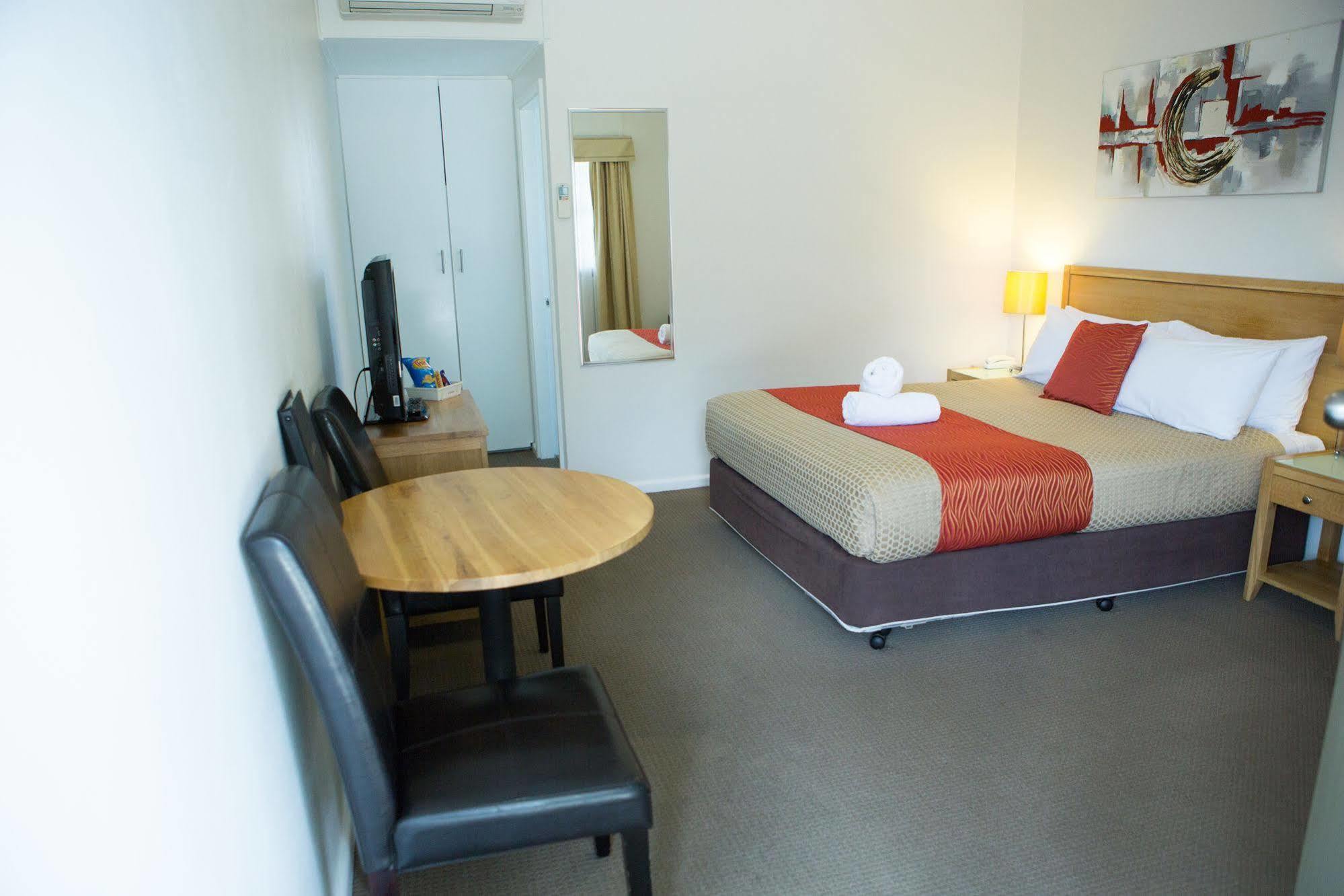 Colonial Lodge Motor Inn Яс Екстериор снимка